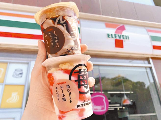 7-11推出日本NIJIYA梦幻草莓蛋糕风味、香浓巧克力香草风味圣代，单价79元。（7-11提供）