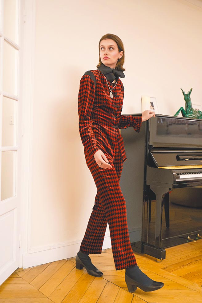 agnès b.丝绒材质合身女士西装，兼具优雅华贵与暖意质感。（agnès b.提供）