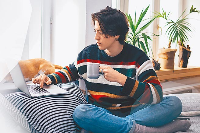 台湾大「好速」专案提供「行动光纤一起办，月租省一半」的超值服务（见图），可满足室内室外上网需求。（台湾大提供）