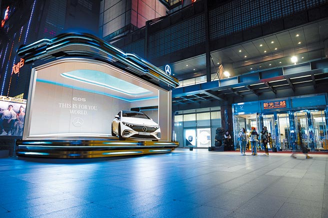 台湾宾士日前更宣布Mercede-EQ EQS展开预售，一次推出EQS 450+先锋版、EQS 450+旗舰版及Mercedes-AMG EQS 53 4MATIC+等3款新车。品牌近期于台中新光三越（见图）、高雄义享天地两处规画充满前卫视觉衝击的沉浸式体验。（台湾宾士提供）