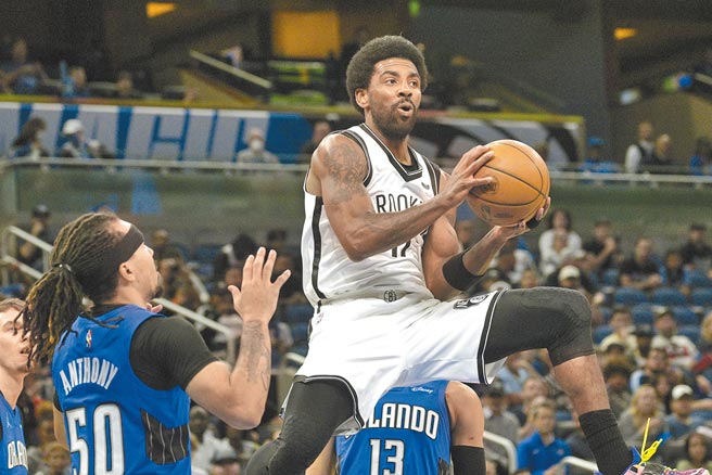 厄文對巫師狂得60分，創下籃網隊史新猷。（美聯社）