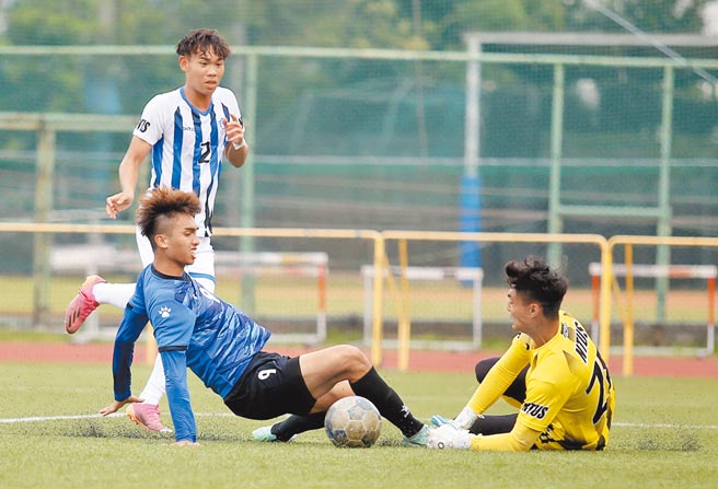 北市大前锋林伟杰（左下）禁区内飞身铲射，被台湾体大门将蔡宇翔（右）神勇封出。（李弘斌摄）