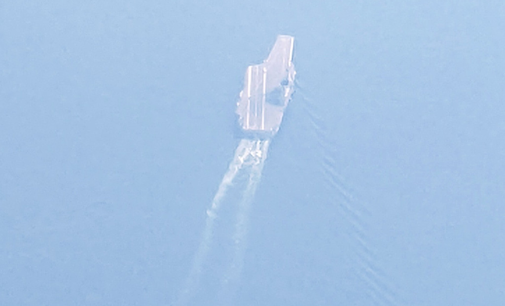大陸航艦「山東艦」悄悄現身金門外海，遭搭機民眾鏡頭直擊捕捉到身影。(讀者提供)
