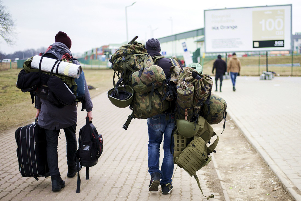 外国志愿者透露，乌克兰号召的国际军团内部一片混乱。图为从波兰边境城市米迪卡（Medyka）进入乌克兰的外国战士。（图／美联社）(photo:ChinaTimes)