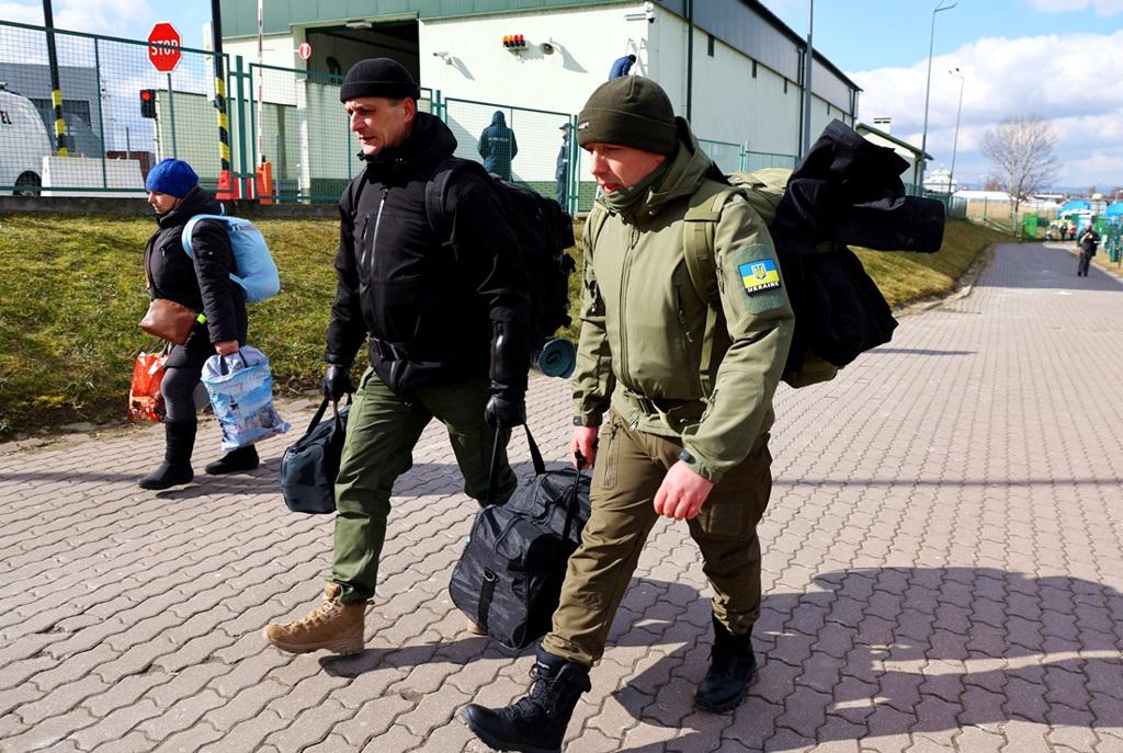 图为爱沙尼亚民众准备进入乌克兰加入国际军团、对抗俄罗斯。（图／路透社）(photo:ChinaTimes)