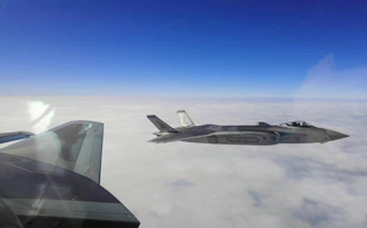 國戰會論壇》殲-20和F-35東海「偶遇」的接招應變（蕭衡鍾）