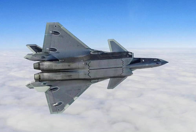 美太平洋空军司令评论美军F-35在东海与歼-20发生近距离接触，声称「歼-20飞得非常漂亮」、「指挥和控制体系让人印象深刻」。（图／推特@LiaWongOSINT）