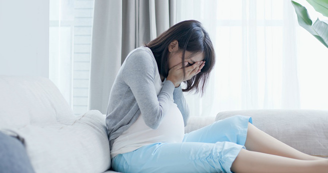 女子遭同居男友的父亲闯入后摸大腿、企图指侵，而男友之后回到家得知此事，第一反应竟是要她「不要报警」，小芳最后听从朋友建议仍是报警提告。（示意图/Shutterstock提供）