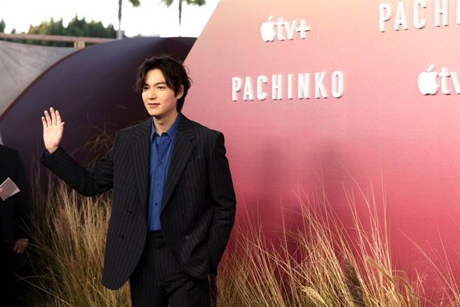 身为FENDI韩国大使的李敏镐，穿上整套FENDI西装帅气亮相。（摘自MYM Entertainment脸书）