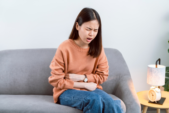 14岁妹腹痛挂急诊，检查惊见「肚子里有东西在滚」。（图／shutterstock）