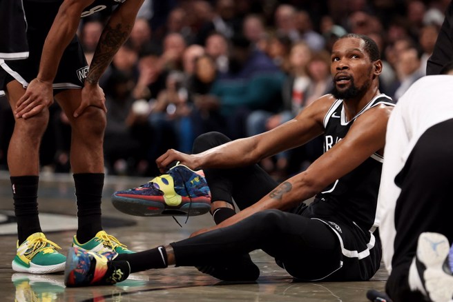 杜蘭特當時連球鞋都被踩掉了。(路透資料照)