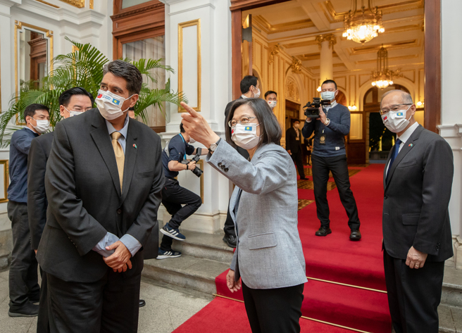 友邦帛琉舉辦國際會議，美國建議我勿以正式國名出席。圖為去年帛琉總統惠恕仁伉儷訪台，蔡總統設宴款待。（總統府提供）
