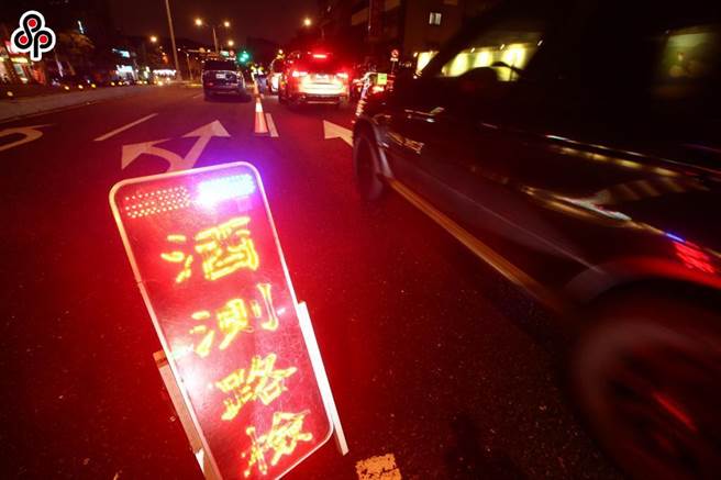 警方實施酒測情攔查情況，與本案無關。（本報資料照片）