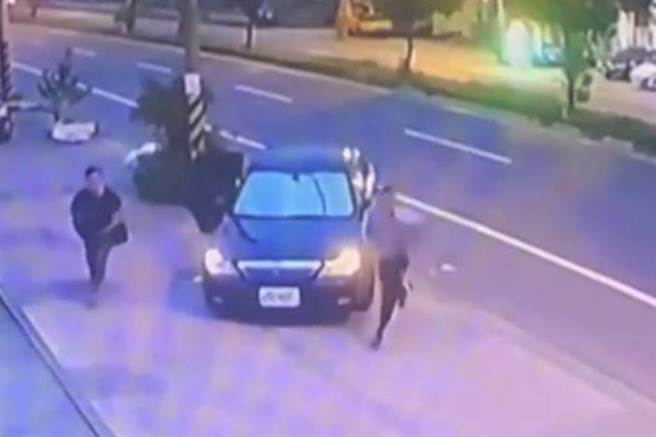 警方調取監視畫面發現車上有3名嫌犯下車。（橫山分局提供／羅浚濱新竹傳真）