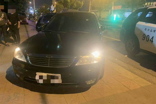   警方發現嫌犯懸掛失竊車牌的黑色轎車並非贓 車。（橫山分局提供／羅浚濱新竹傳