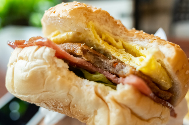 早餐店透明抹酱成份竟有整颗蛋。（图／shutterstock）