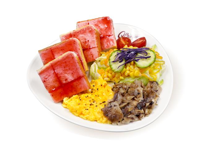 松露蕈菇嫩蛋套餐附中杯紅茶，售價99元。（Q Burger提供）