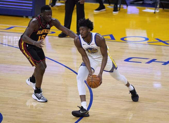 勇士中锋怀斯曼(右)已经快一年时间没在NBA打球了。(美联社资料照)