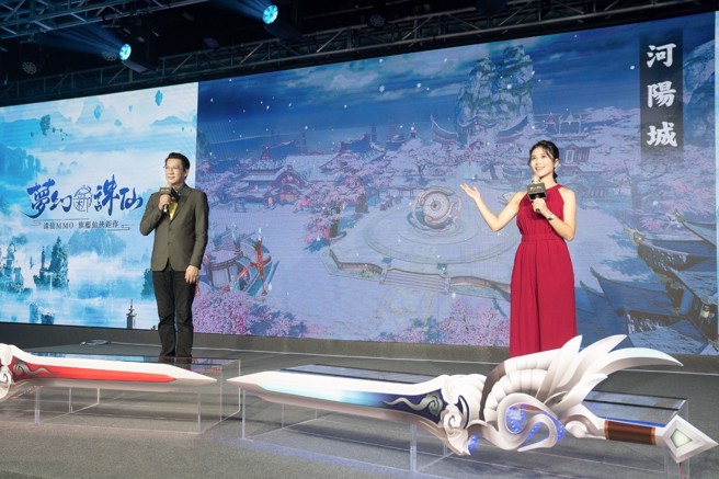 主播徐展元、卓君泽同台激昂介绍《梦幻新诛仙》手游天气，饱览精致唯美游戏画面。(图/业者提供)