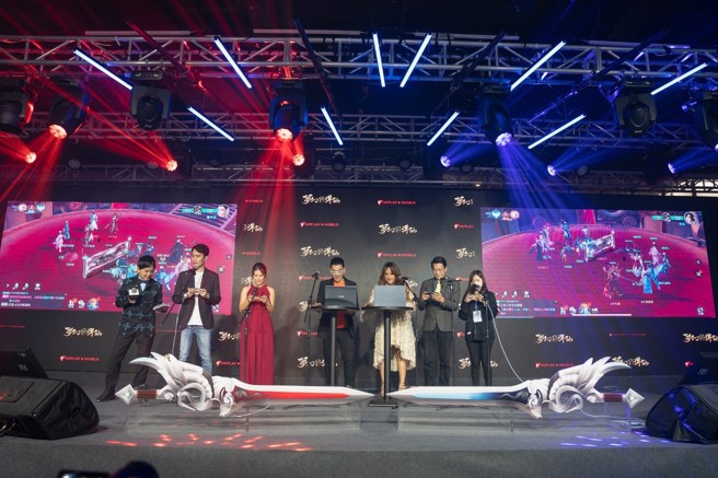 眾人在《梦幻新诛仙》手游中进行激烈回合竞赛，游戏阵法多元又烧脑（由左至右为：艾玩天地产品经理 小汪、艺人卓君泽、艺人任贤齐、艺人家家、艺人徐展元、艾玩天地产品经理 柒柒）。(图/业者提供)