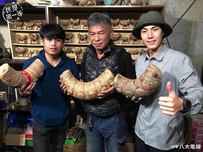 唐振刚(右)、张再兴探访濒临失传的竹头筊制作工艺。（八大提供）