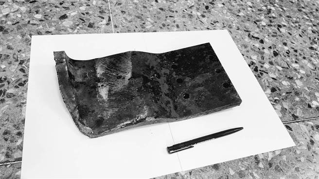 警方查扣殺人鐵片，並無採集相關指紋。(警方提供)