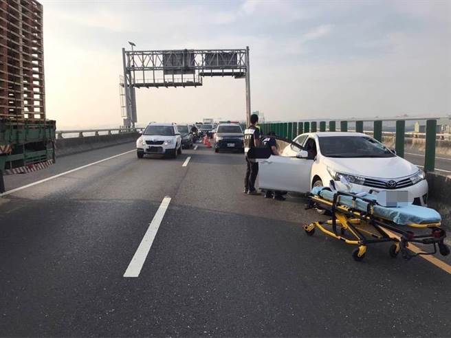 女師快速道被飛來鐵片砸死，4車經過、大貨車嫌疑大。(警方提供)