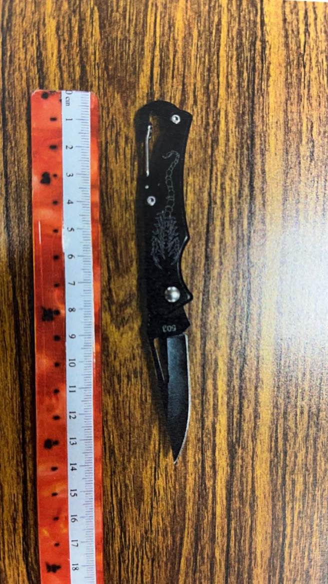 警方查扣作案用的摺疊刀。（翻攝照片／林郁平台北傳真）