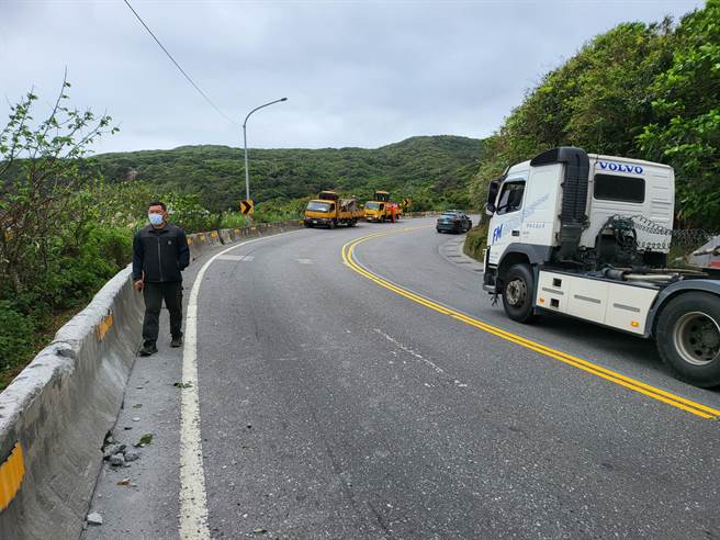 35歲許姓男子駕駛曳引車行經新北市貢寮區台2線86.3公里過彎處側翻，許男受困車內警、消前往救援。（翻攝畫面）