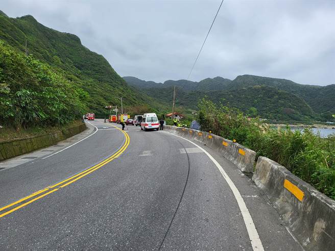 35歲許姓男子駕駛曳引車行經新北市貢寮區台2線86.3公里過彎處側翻，許男受困車內警、消前往救援。（翻攝畫面）