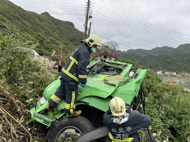35歲許姓男子駕駛曳引車行經新北市貢寮區台2線86.3公里過彎處側翻，許男受困車內警、消前往救援。（翻攝畫面）