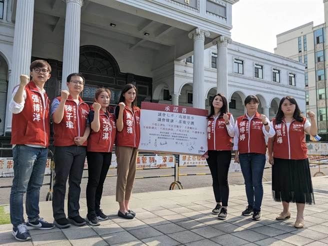 高雄巿议会定期会18日开幕，台湾基进7巿议员参选人在场外公开签署杜绝议会陋习承诺书。（曹明正摄）