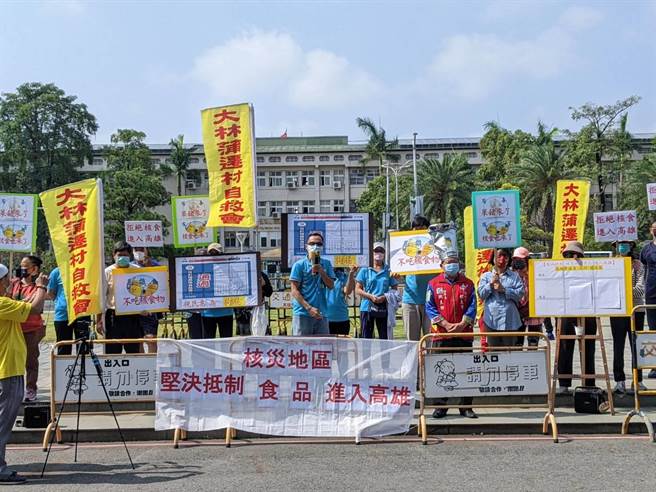 高雄巿议会定期会18日开幕，民间斗士团体成员徐尚贤（中，持麦克风）参选凤山议员，率眾在议场外抗议政府开放核食。（曹明正摄）