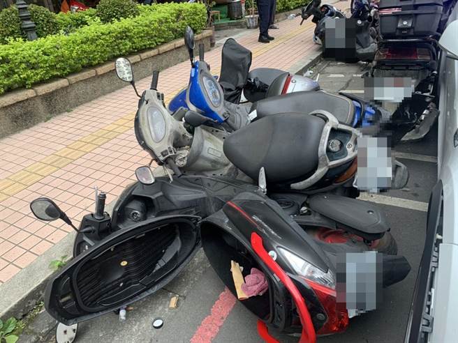 19岁罗姓男子今（18日）上午9时许，驾车行经新北市汐止区康寧街141巷，疑因不明原因，罗男突然衝撞路旁停车格内的9辆机车。（翻摄画面）