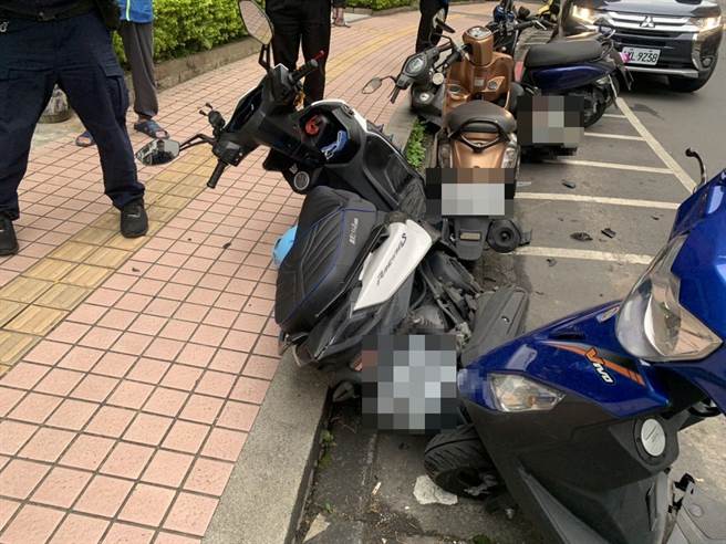 19岁罗姓男子今（18日）上午9时许，驾车行经新北市汐止区康寧街141巷，疑因不明原因，罗男突然衝撞路旁停车格内的9辆机车。（翻摄画面）