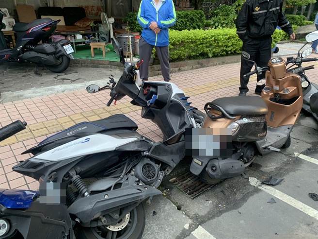 19岁罗姓男子今（18日）上午9时许，驾车行经新北市汐止区康寧街141巷，疑因不明原因，罗男突然衝撞路旁停车格内的9辆机车。（翻摄画面）