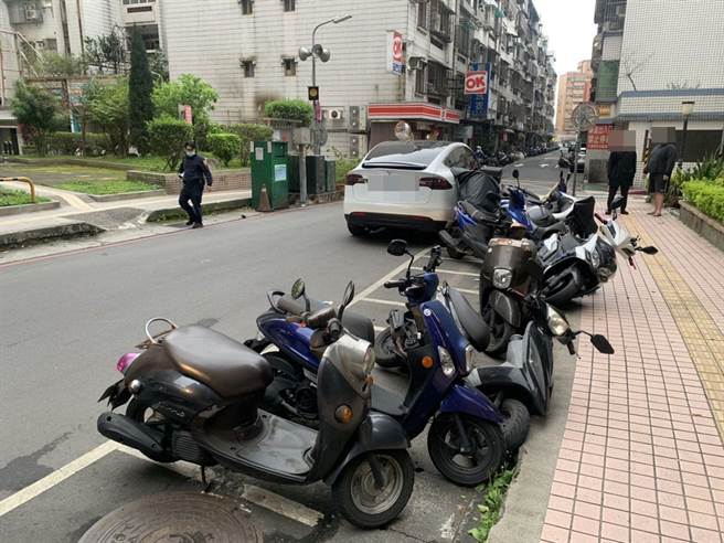 19岁罗姓男子今（18日）上午9时许，驾车行经新北市汐止区康寧街141巷，疑因不明原因，罗男突然衝撞路旁停车格内的9辆机车。（翻摄画面）