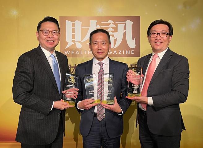 （凯基证券获财管四大奖，由经纪暨财富管理通路主管孙成保(中)、财富管理副总阮建铭(左)、电子商务部主管郑嘉庆领奖。图／凯基证券提供）