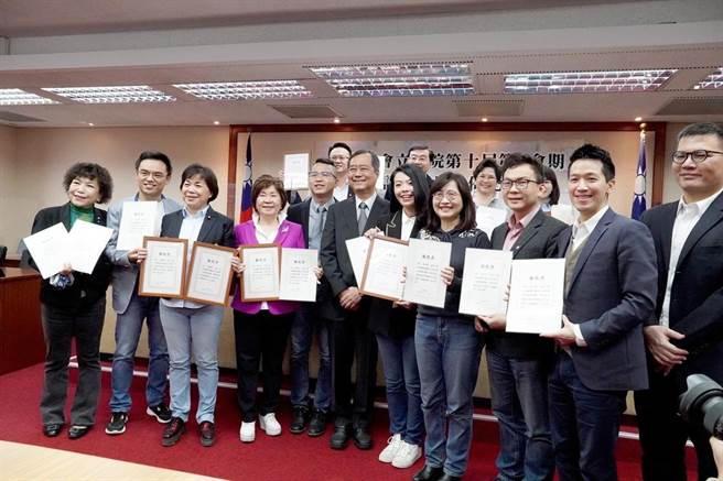 口袋国会今天发布最新国会评鑑及国会开放资料民调。（口袋国会提供）