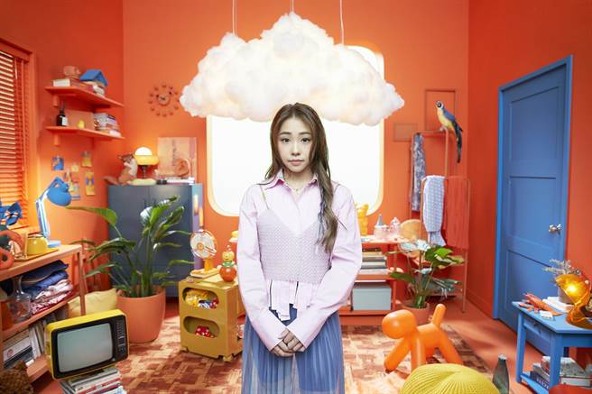 艾薇睽違1年推出新單曲〈烏雲日記〉。（環球提供）