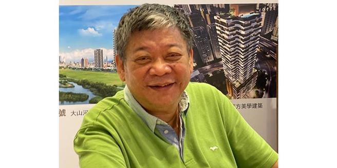 （「代销天王」爱山林董事长祝文宇去年大丰收，今股价正式叩关100元以上，直追海悦国际。图／蔡惠芳）