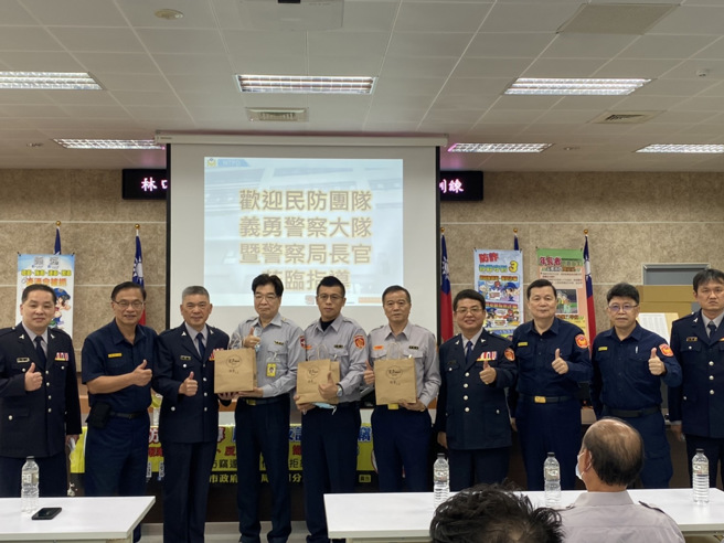新北市政府警察局长黄宗仁、副局长温枝发、民防大队长吴建亨、义警副大队长李芳庆与分局长陈忠龙共同参加林口义警、民防常年训练，黄宗仁以幽默诙谐的语调和义警民防伙伴搏感情。(林口分局提供)