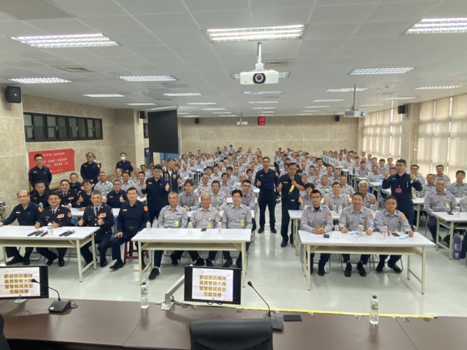 新北市政府警察局长黄宗仁、副局长温枝发、民防大队长吴建亨、义警副大队长李芳庆与分局长陈忠龙共同参加林口义警、民防常年训练，黄宗仁以幽默诙谐的语调和义警民防伙伴搏感情。(林口分局提供)