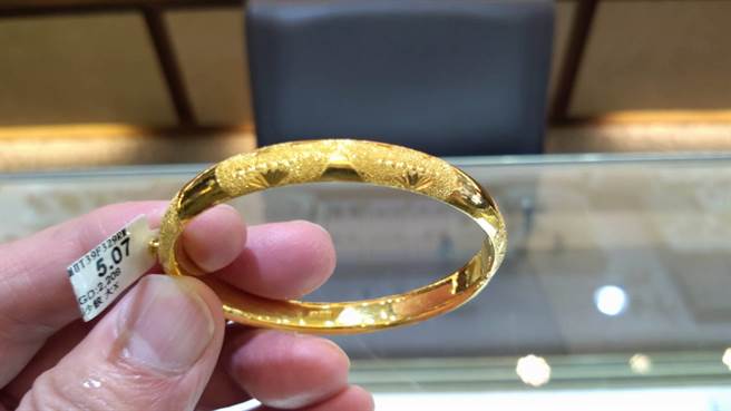 金价暴涨，陈女到银楼偷窃金手鐲，被逮依窃盗罪送办（图为偷窃同款金手鐲）。（警方提供／陈淑芬台中传真）