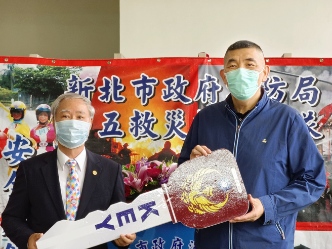 全球传动科技购置新台币80万元灾情勘查车1辆予树潭分队使用，新北消防局上午于分队办理捐赠仪式。(新北市消防局提供)