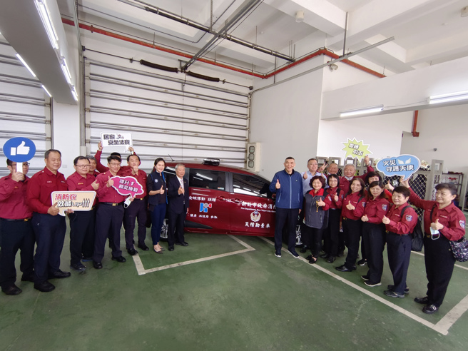 全球传动科技购置新台币80万元灾情勘查车1辆予树潭分队使用，新北消防局上午于分队办理捐赠仪式。(新北市消防局提供)