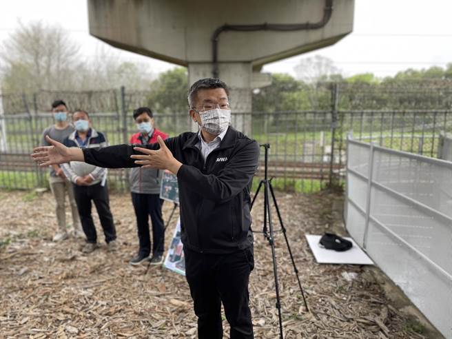 立法院副院長蔡其昌18日砲火猛烈，抨擊市長盧秀燕當年競選口號「市長換人，空氣換新」是詐騙。(陳淑娥攝)