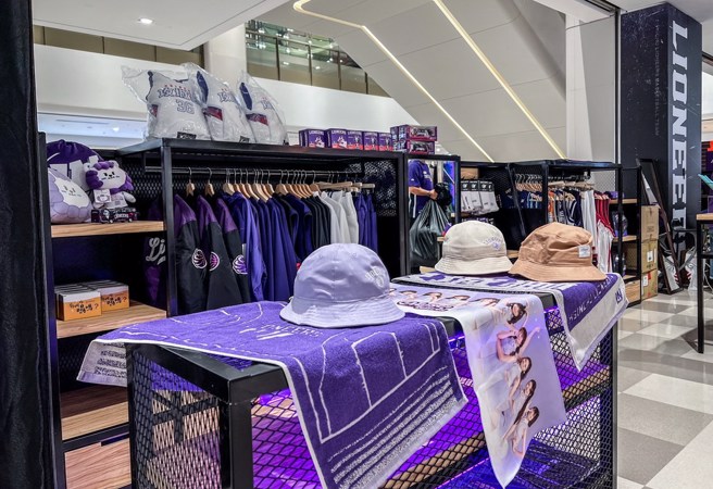 攻城獅遠百竹北品牌快閃店今天正式開幕了。(新竹攻城獅提供)