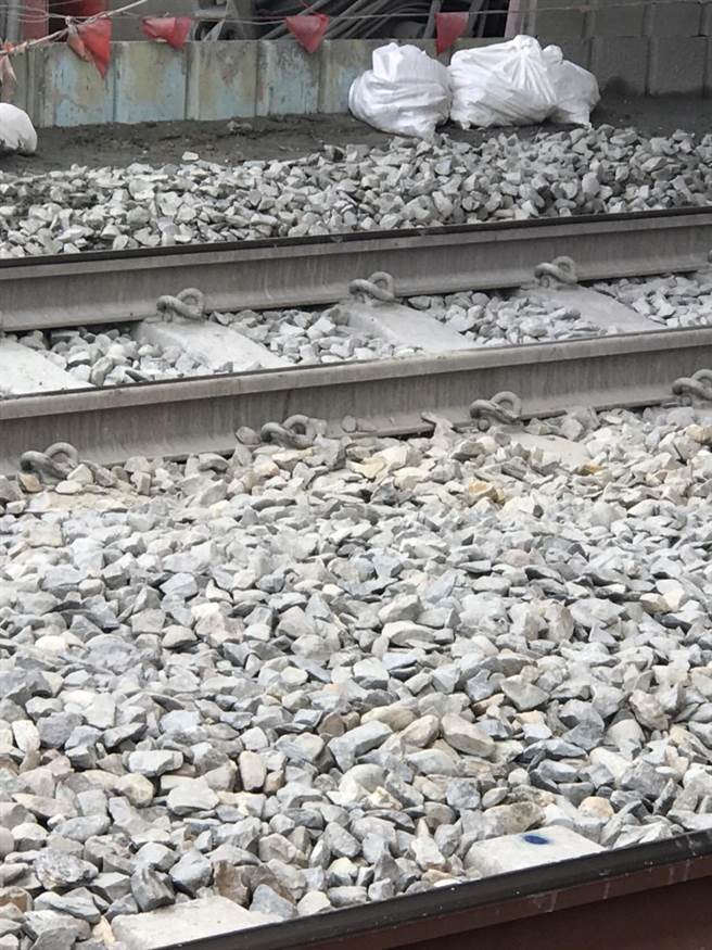 鐵道局人員已於10點前完成補道碴。(鐵道局提供／曹婷婷台南傳真)