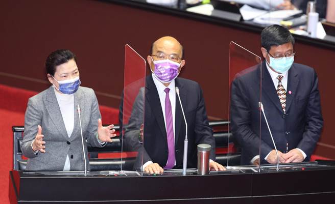 303全台大停電後，台中火力發電廠幾乎火力全開，最高機組發電量高達97％，經濟部長王美花（左）18日表示，中火10部機組在空污季時只有開7部，當時也有相關的環保承諾，從10月到最近平均發電量也只有5部多，王與行政院長蘇貞昌（中）、環保署長張子敬（右）接受立委質詢。（張鎧乙攝）